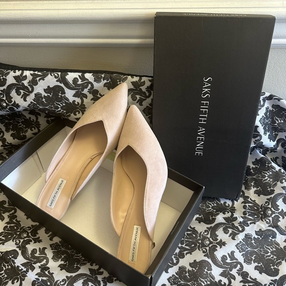 Saks Fifth Avenue Blush Suede Shoes, size 8.5 - Picture 3 of 9